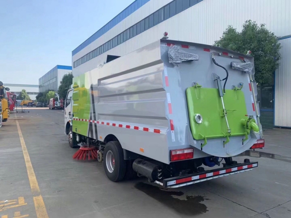 東風大多利卡掃路車（2.5方水罐5方塵罐）