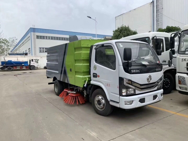 東風(fēng)小多利卡掃路車(1.5方水罐,4方塵罐)