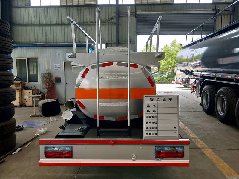 東風藍牌運油車