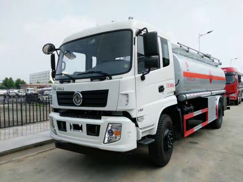國(guó)五東風(fēng)專底運(yùn)油車