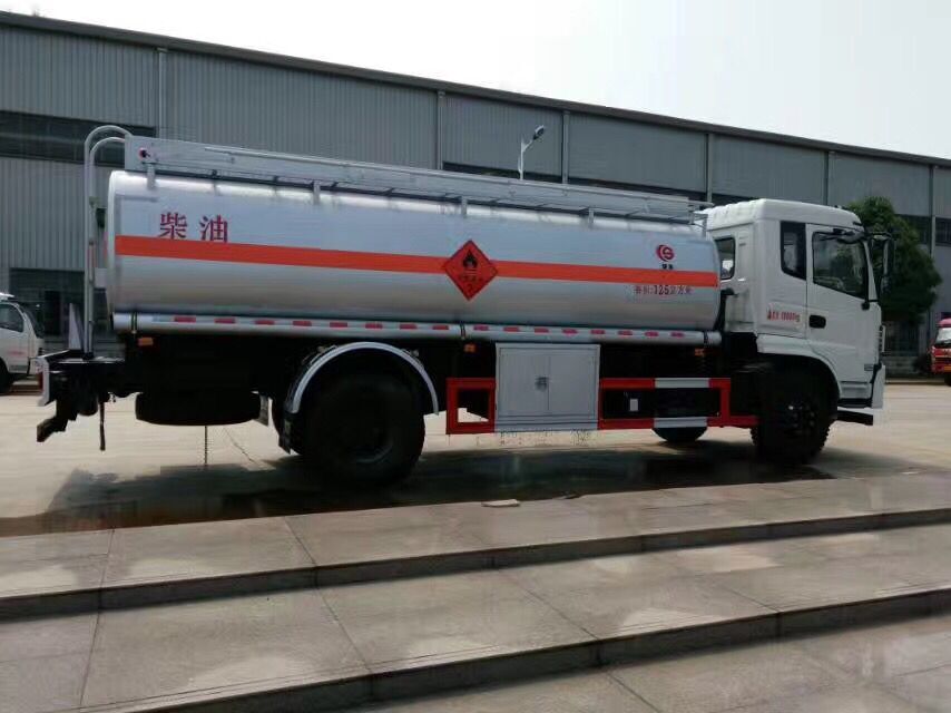 國(guó)五東風(fēng)專底運(yùn)油車