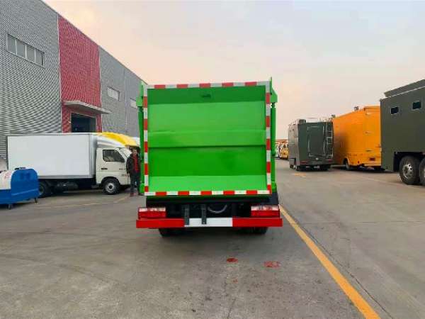 東風(fēng)小多利卡國六7方側(cè)裝垃圾車