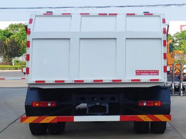 國(guó)六東風(fēng)天錦翼展自卸垃圾車
