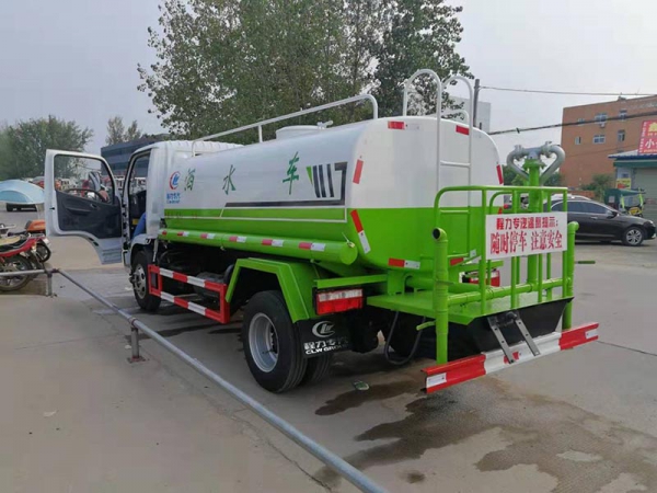 東風多利卡5噸灑水車