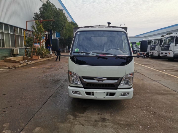 福田微型掃路車(chē)（0.8方水罐1.7方塵罐）