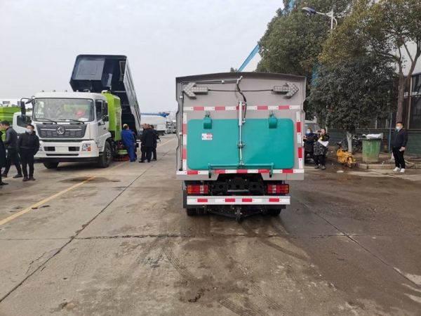 福田微型掃路車(chē)（0.8方水罐1.7方塵罐）