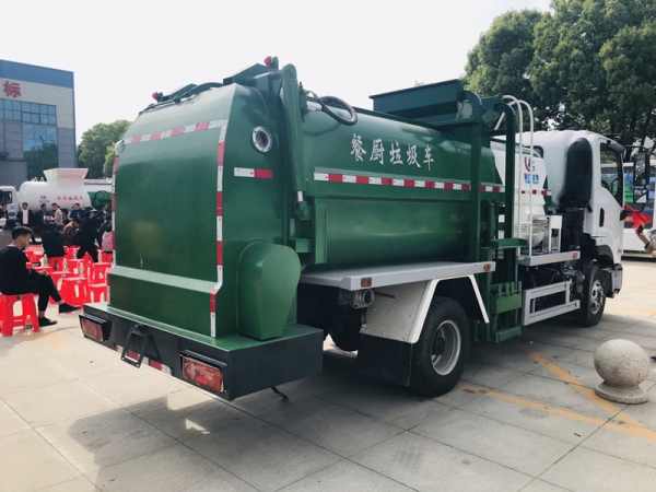 東風(fēng)D1餐廚垃圾車(chē)8方罐體