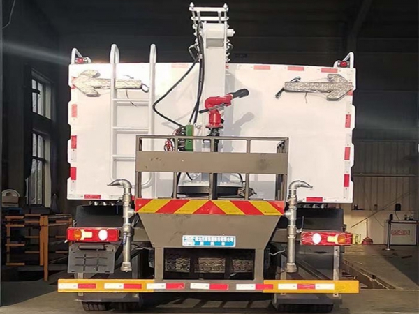 東風(fēng)四驅(qū)光伏板清洗車,8方水罐