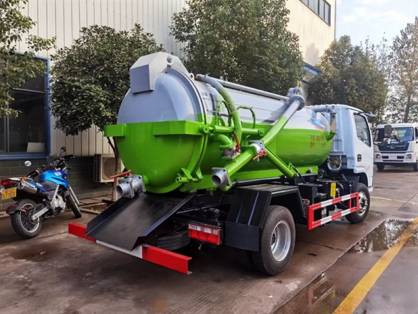 東風(fēng)小多利卡4方吸污車(chē)