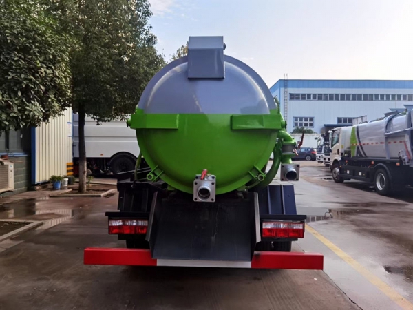 東風小多利卡4方吸污車