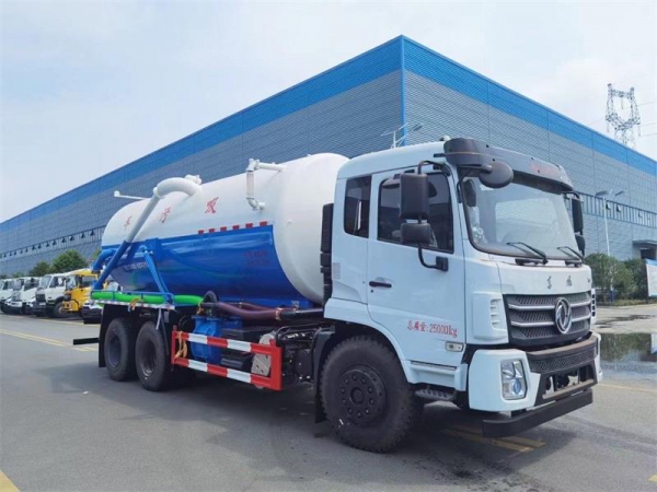 東風D17后雙橋18方吸污車，配水循環(huán)泵加10米吸污帶。