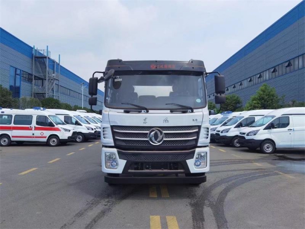 東風D17后雙橋18方吸污車，配水循環(huán)泵加10米吸污帶。