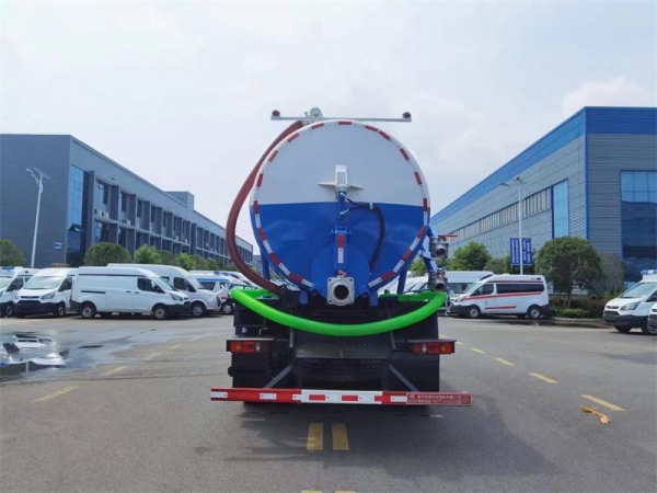 東風D17后雙橋18方吸污車，配水循環(huán)泵加10米吸污帶。