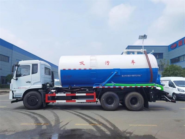 東風D17后雙橋18方吸污車，配水循環(huán)泵加10米吸污帶。
