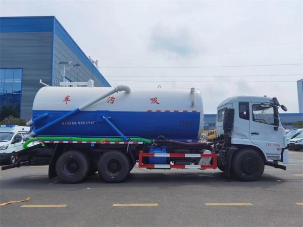 東風D17后雙橋18方吸污車，配水循環(huán)泵加10米吸污帶。