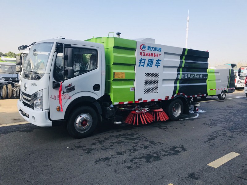 東風(fēng)多利卡5.5方掃路車(chē)