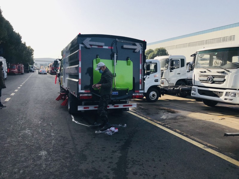 東風(fēng)多利卡5.5方掃路車(chē)