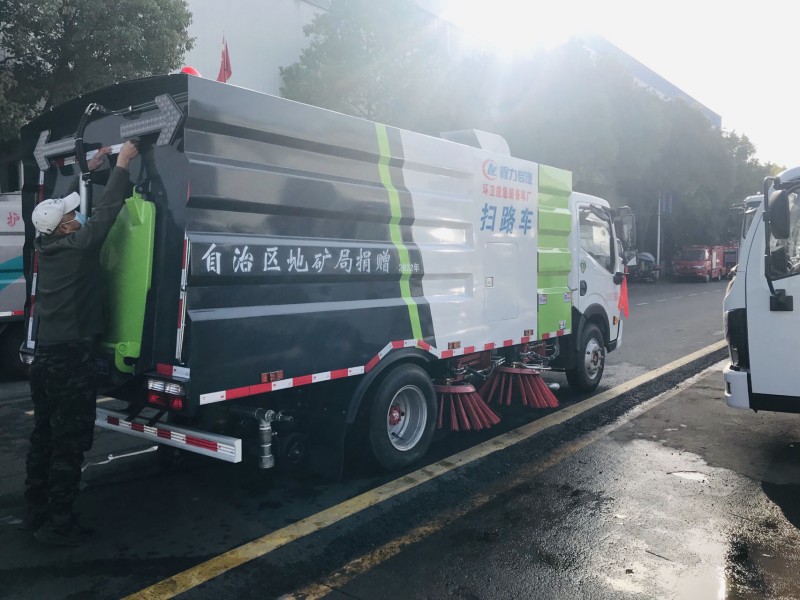 東風(fēng)多利卡5.5方掃路車(chē)