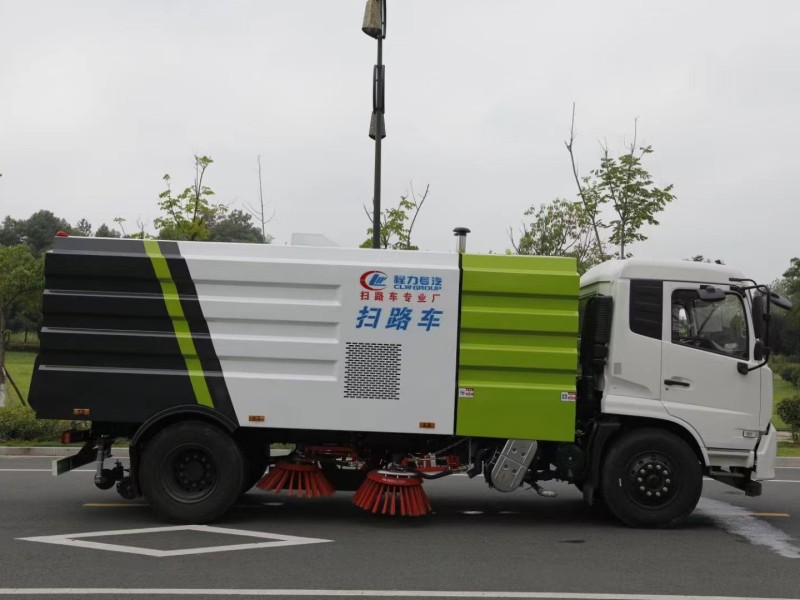 東風天錦掃路車（4方水罐8方塵罐）